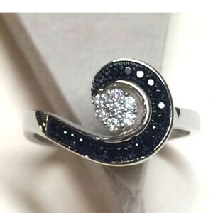 CLUSTER BLACK & WHITE RING